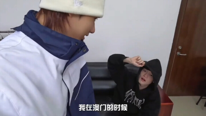 Vlog mới nhất của Văn Tuấn Huy bất ngờ xuất hiện Chung Thần Lạc, còn có cả Jun trong chiếc áo khoác 