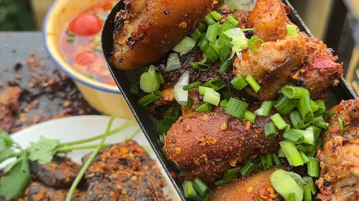 Nhạc vừa cất lên, anh Bá xuất hiện