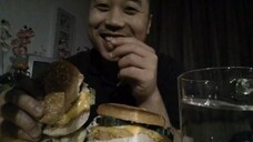 ASMR EATING SOUNDS - HOMEMADE VEGETARIAN BURGER! (COLLAB WITH GIRLFRIEND)
