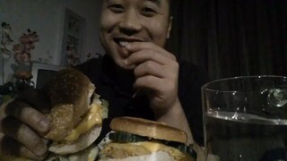 ASMR EATING SOUNDS - HOMEMADE VEGETARIAN BURGER! (COLLAB WITH GIRLFRIEND)