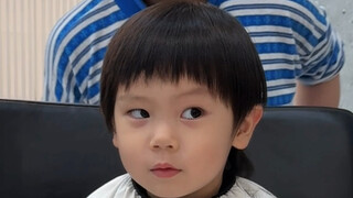 Ayo lihat perubahan sebelum dan sesudah anak laki-laki berusia tiga tahun potong rambut!