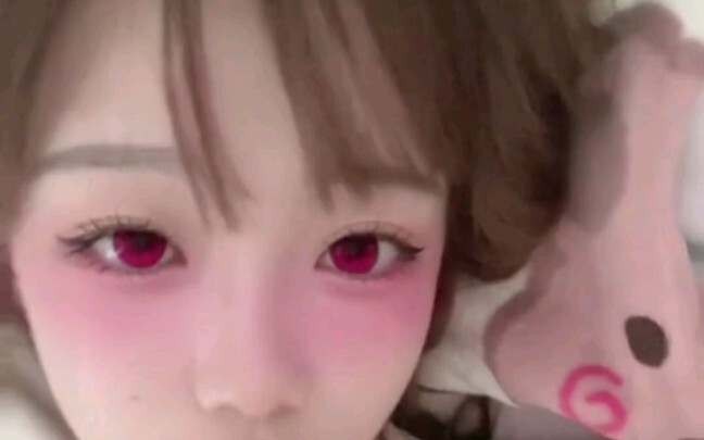Succubus bermata merah