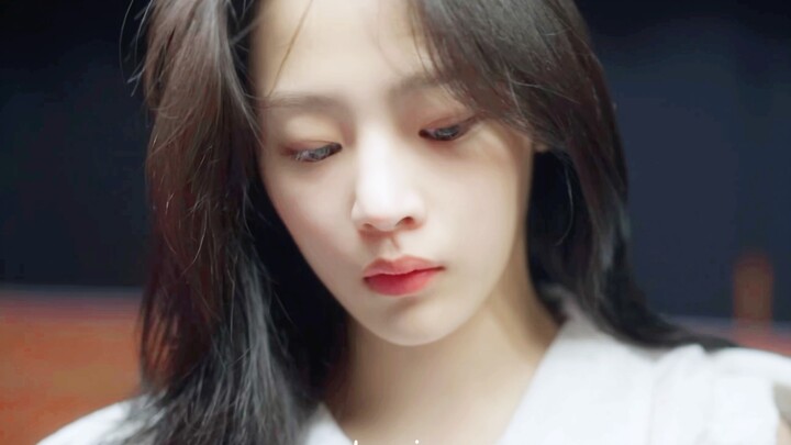 “Khẽ ngân nga bên tai tôi, ánh hoàng hôn rải đầy trong đôi mắt em”