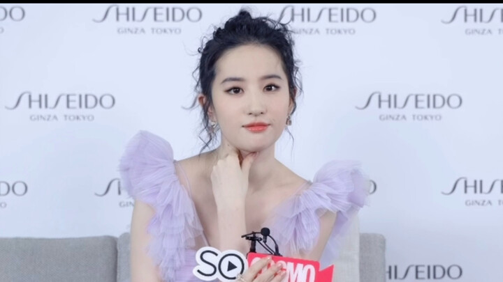 Liu Yifei mengatakan bahwa saat kecil ia menabung uang jajan untuk memborong lipstik, tapi ternyata 