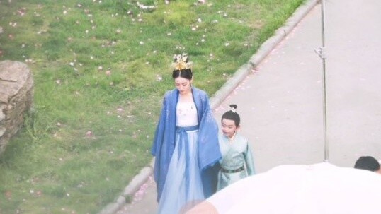 Gong Jun and Dilireba's latest filming of "An Le Zhuan". The heroine Di Ziyuan is wearing a blue dre