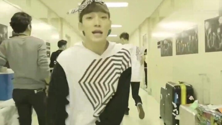 一镜到底视频EXO早就玩出了精髓 当年12人表演才叫精品