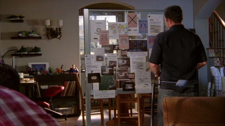 Chuck S05E07 Chuck Versus the Santa Suit