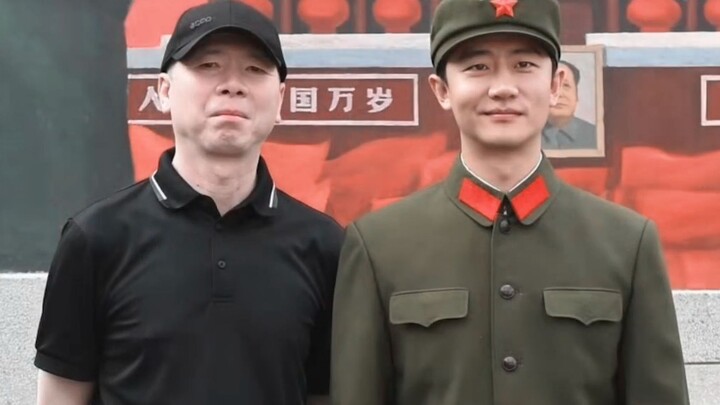 The moment Huang Xuan put on his military uniform, Director Feng couldn't help but smile!