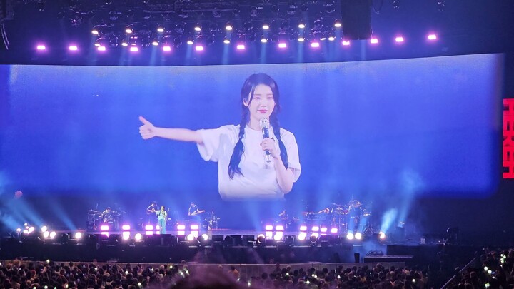 IU - Hold My Hand + Love poem @ HEREH WORLD TOUR Berlin - Encore