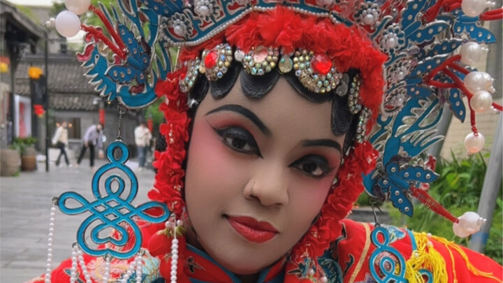 Chinese Opera Experience of International Friends