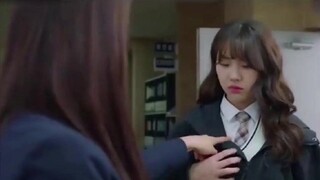 Drama Korea: Gadis itu mengenakan mantel rumput sekolah, bunga sekolah ditarik paksa setelah menonto