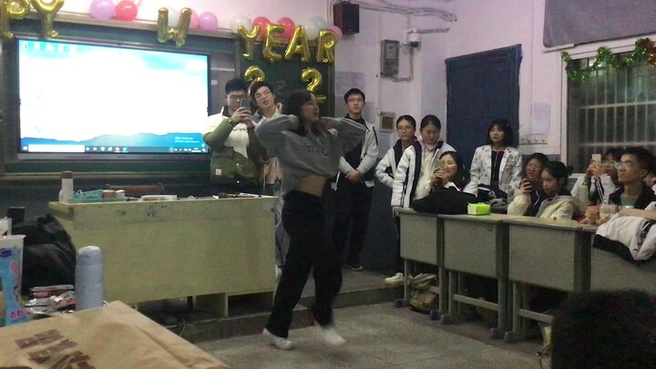 Dance cover lagu Jennie di acara terakhir kelas 3 SMA