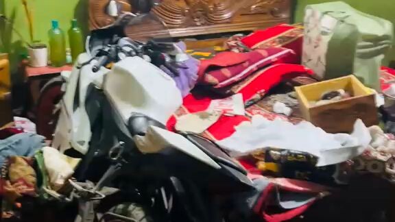 চোর ঘরে ডুকে সব নিয়ে চলে গেছে