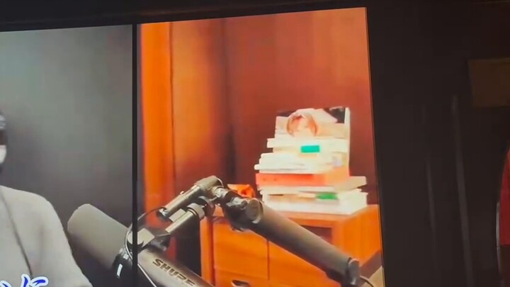 Aku tak dapat menahannya lebih lama lagi dalam K murni, jadi aku bernyanyi dan menonton "Monster" be