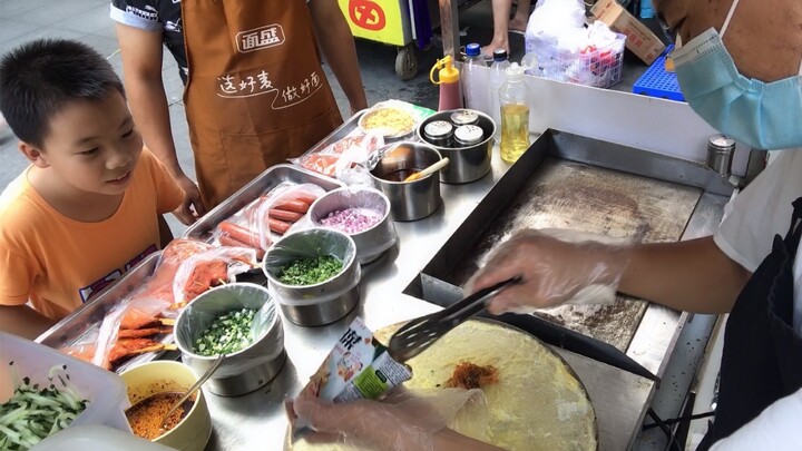 Mỗi lần bé đến mua một chiếc bánh, trên mặt đều rạng ngời nụ cười hạnh phúc, nhìn mà thấy thật mãn n