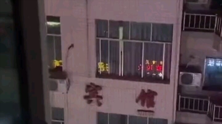 Tiếng vượn hai bờ không dứt, cành hồng nở rộ vượt tường ra.