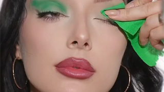 عندما كنت صغيرة، كنت أشاهد والدتي تضع أحمر الخدود بهذه الطريقة!