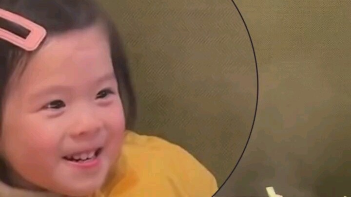 Chết thật! Biến mặt của tuồng Tứ Xuyên còn không nhanh bằng cô ấy! Khoảnh khắc thân thiết giữa con g