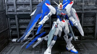 [Perakitan Gerakan Beku] Modifikasi sihir resminya sangat keren! Bandai MG2.0 Freedom Gundam perakit