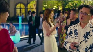 Wanita yang licik itu sengaja mengenakan pakaian yang sama dengan wanita cantik itu dan bahkan menua