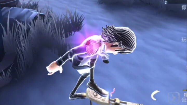 Kỳ lạ quá, sao vừa đạp xe ba bánh đã khoác lên mình váy cưới vậy nhỉ?