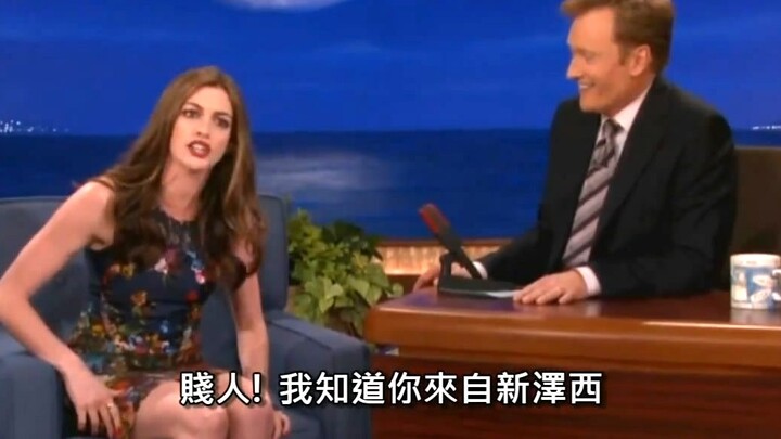 Anne Hathaway improvised a rap to mock the paparazzi, and Conan next to her was dumbfounded