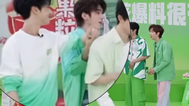 Yaxuan raised Haoxiang’s hand again and again...