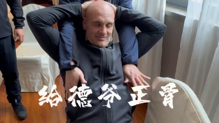 Lần đầu tiên Đức Dạ bị “nắn xương”