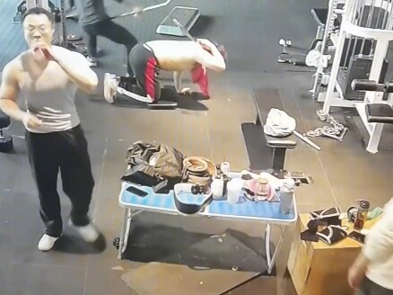 ที่ยิมมีคนนั่งตกปลา