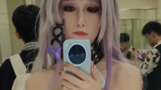 ชายในนิทรรศการการ์ตูนเข้าห้องน้ำอย่างกล้าหาญ