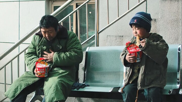 เด็กชายเผาสินค้าของเจ้านายซึ่งเป็นบะหมี่กึ่งสำเร็จรูปมูลค่า 2,000 ถัง และบะหมี่แห้ง 550 ห่อ