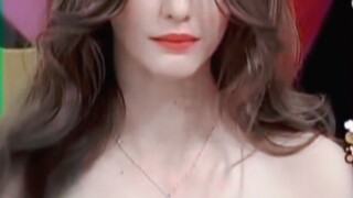 Thật buồn cười! Cô ấy bị từ chối vì đôi mắt quá to và trông thật ngốc nghếch!