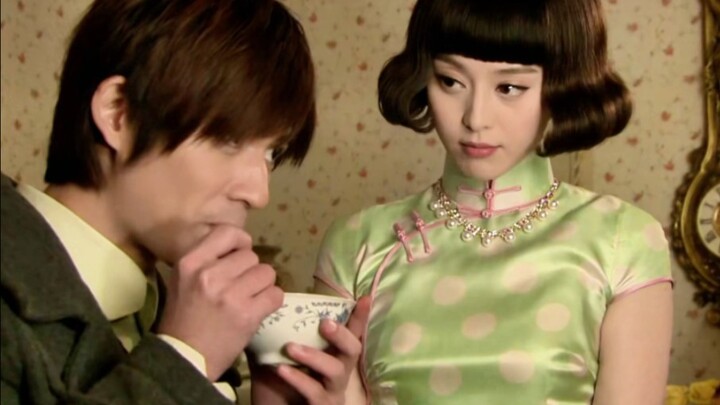 The male lead is being turned into an idiot by Bingbing's charm...