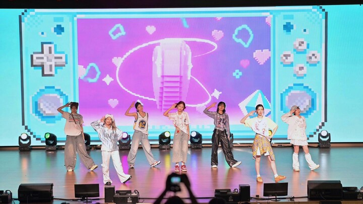 Sinh viên siêu năng động cover vũ đạo “Trên thế giới này, em là người đẹp nhất”!!!