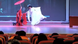 It's 2025, who is still developing Hua Lian? I went to the e-sports club away and met a girl who sai