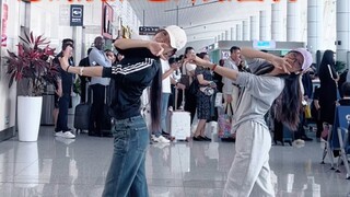 Chuyến bay của bạn đã bắt đầu lên máy bay nhưng tôi vẫn đang ghi lại cuộc sống tươi đẹp... # vũ đạo 