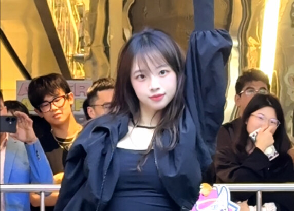 Hands up ini berasa banget!! Coba tebak posisi siapa yang aku tariin?