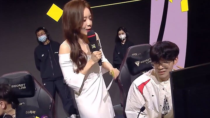 TheShy chơi trội với tướng đi đường trên là Leona, ngay cấp 3 đã vượt tường solo kill “anh thở”, sau