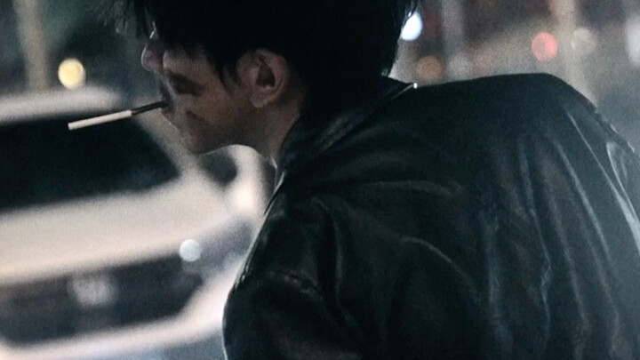 أنا هنا في المكان نفسه، أراقب كيف تحب الآخرين.