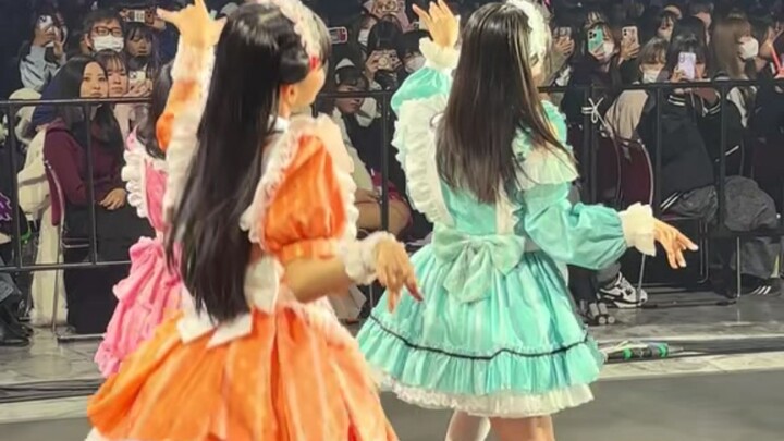 النظرة الجانبية على رقصة الأخت الصغيرة مع aiscream هي الأقوى على الإطلاق!