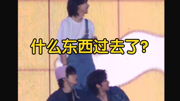 สามหนุ่มร่างกายอ่อนแอเพียงหันกลับมาเท่านั้น.. มินกยูและวูจีก็ล้มตัวลงนอนหมดแรงบนพื้นไปแล้ว ขณะที่มุน