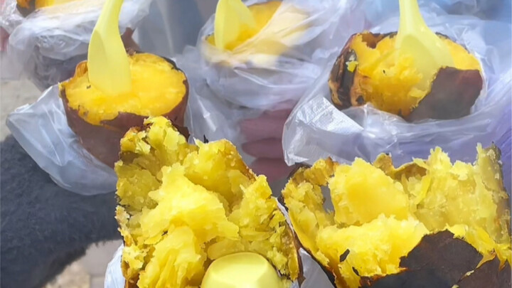 Khoai lang nướng Đông Bắc lại được kèm cả thìa! Chị em miền Nam và miền Bắc được đãi ngộ khác nhau à