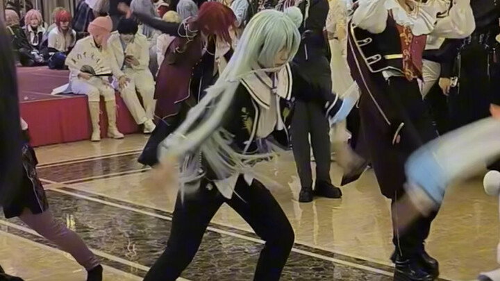 نكات رقص عفوية تأتي مع الشعر الطويل السحري لشجرة يوميومي