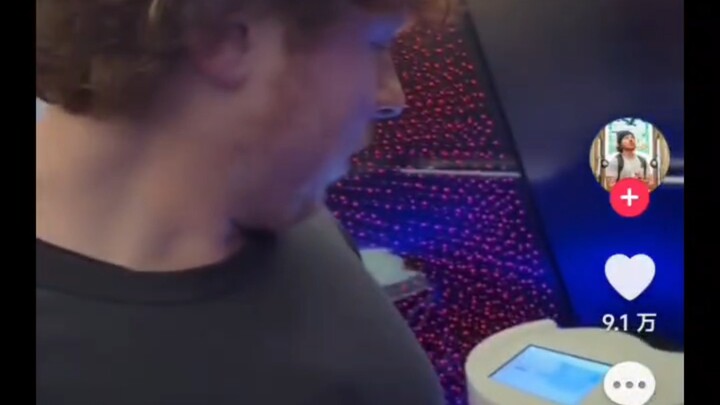 A foreigner rides the elevator with a robot in China, and the robot keeps chattering nonstop—it’s so