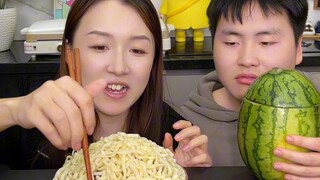 Pacar yang egois tidak pantas mendapatkan makanan enak.