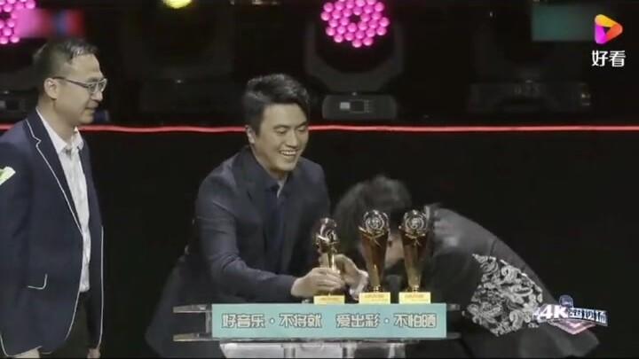 【تشو شين】الآخرون يذهبون لتسلّم الجوائز، أما هذا الشقي فيخشى أن يكون ذاهبًا لشراء البضائع!