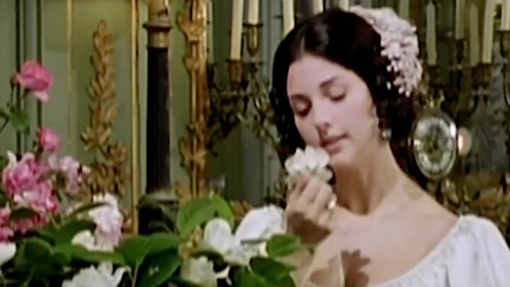 The novel "Lady of the Camellias" begins with the story of her death