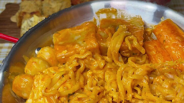 วันนี้ได้รับขนมต็อกจาก @Xiaoxiaoxiahaixing มาแล้ว ฉันเลยทำบะหมี่ไก่งวงต็อก ทั้งต็อกกรอบๆ ด้วย!