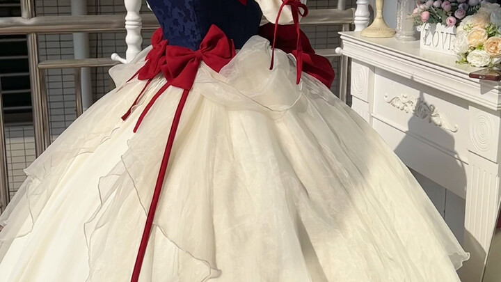 Mau tag bạn thân của bạn vào để cùng trở thành công chúa Bạch Tuyết nào! Chiếc váy này tên là Nhật K