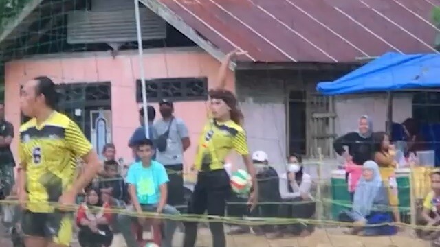 Cái điệu đánh bóng không thể nhịn cười nổi